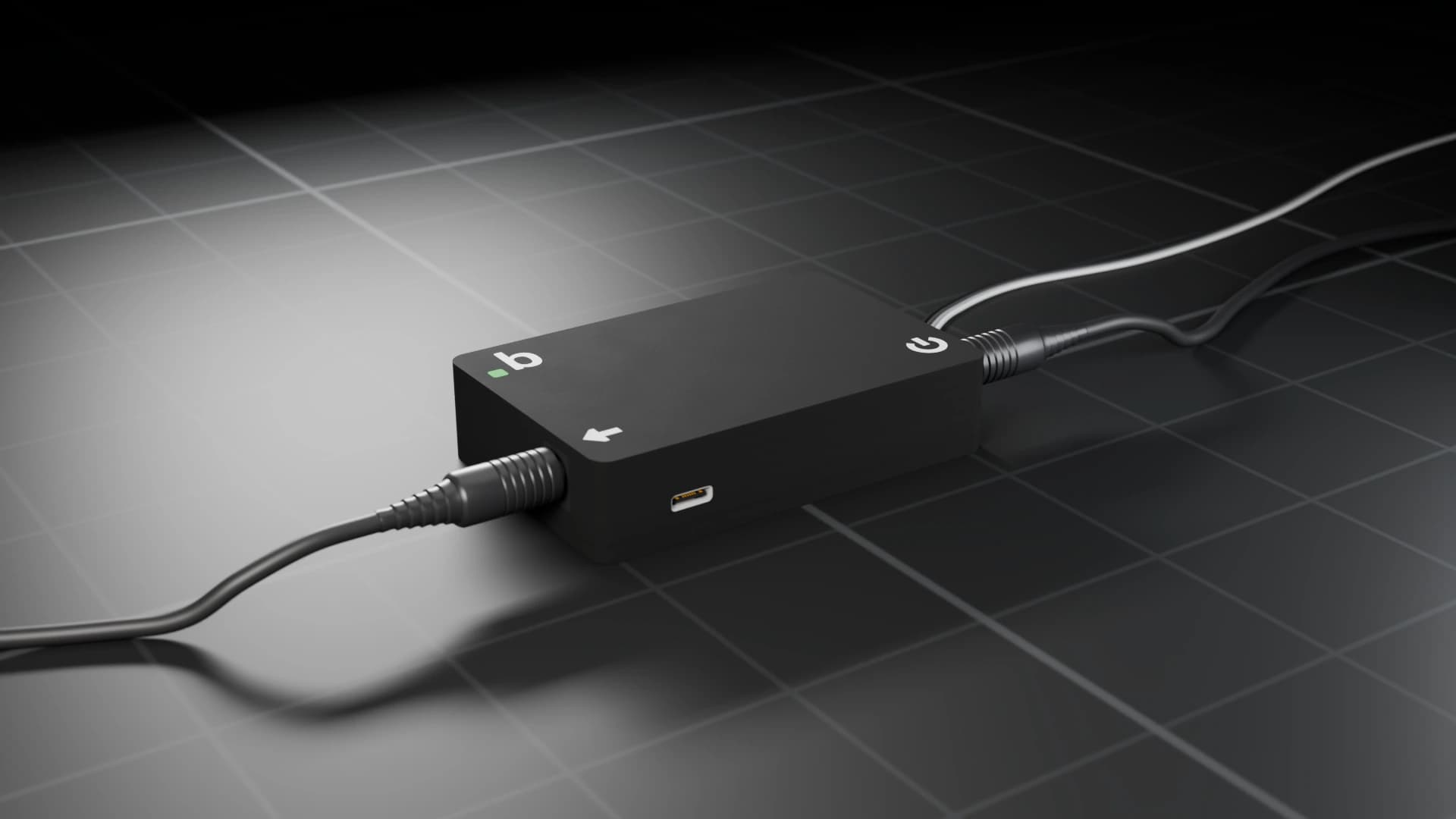 FanBridge v1 in seinem mattschwarzen Gehäuse, an jedem Ende ein Hohlstecker