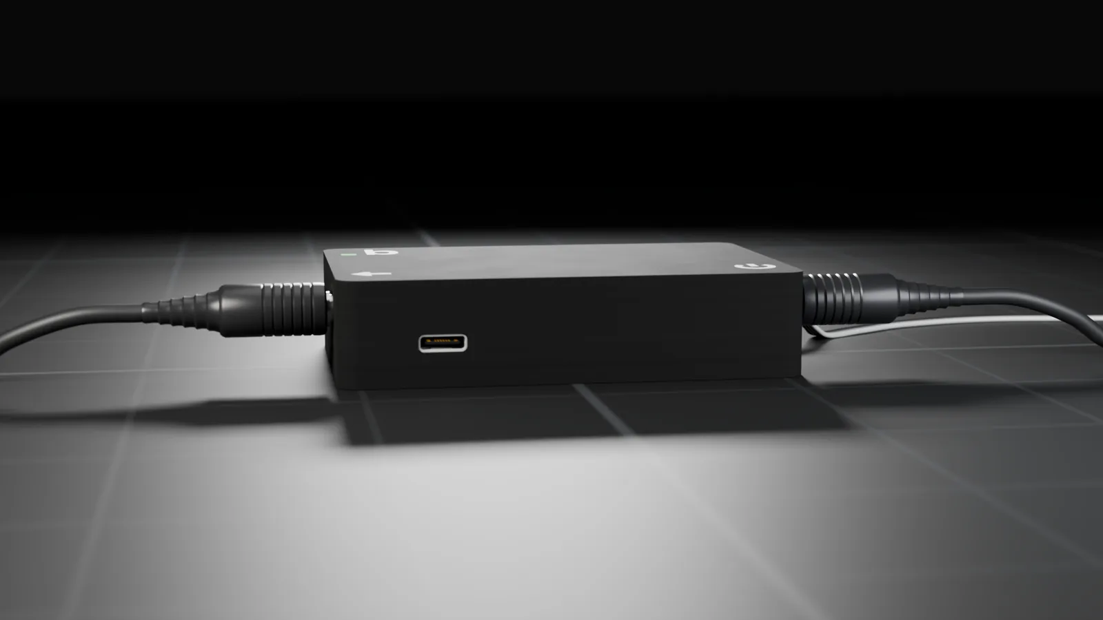 FanBridge v1 de frente, con el puerto USB-C en el centro